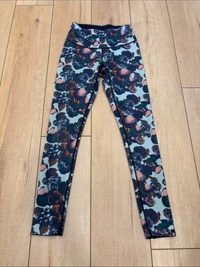 oiselle Floral Fruit Print/Black Reversible Leggings